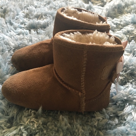 Selling baby girl 6-12 ugg shoes - Picture 2 of 4